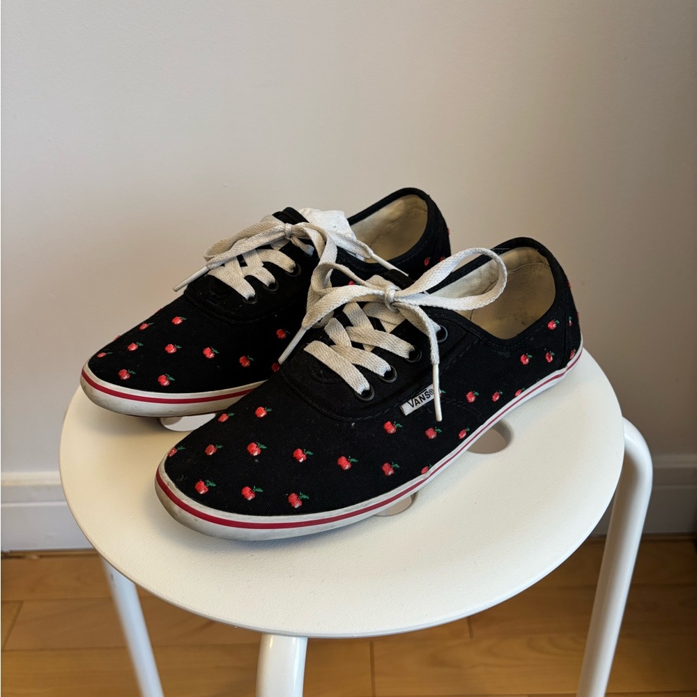 Vans Women's Cedar Black Red Apple Sneakers Size US8